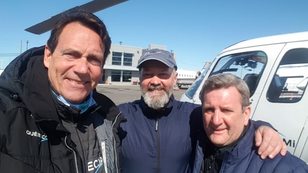 Le président et chef de la direction de Québecor, Pierre Karl Péladeau, le pilote de l’hélicoptère TVA, Michel Careau, et le maire de Québec, Régis Labeaume.