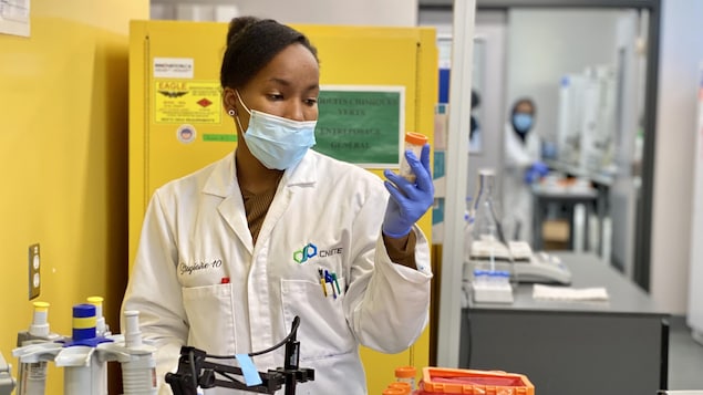 Une employée au travail dans le laboratoire du Centre national en électrochimie et en technologies environnementales (CNETE), à Shawinigan.