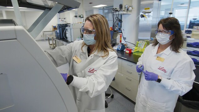 Deux scientifiques dans les laboratoires d'Eli Lilly.