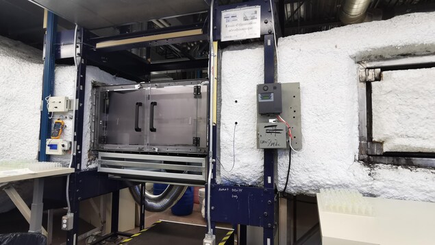 De la machinerie givrée dans un laboratoire.
