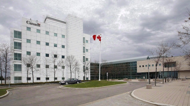 Vue de l'extérieur des installations du Laboratoire national de microbiologie à Winnipeg.