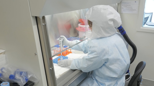 Un scientifique en combinaison de protection au laboratoire VIDO-InterVac de Saskatoon