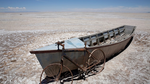 Un bateau et une bicyclette sont vus sur le lac asséché Poopo affecté par le changement climatique, dans le département d'Oruro, Bolivie, le 16 décembre 2017.