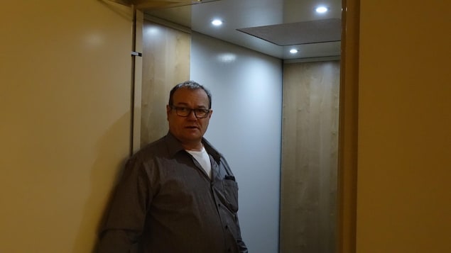 Le maire de Lac-au-Saumon Gérard Grenier dans le nouvel ascenseur du centre multifonctionnel Le maire de Lac-au-Saumon Gérard Grenier dans le nouvel ascenseur du centre multifonctionnel