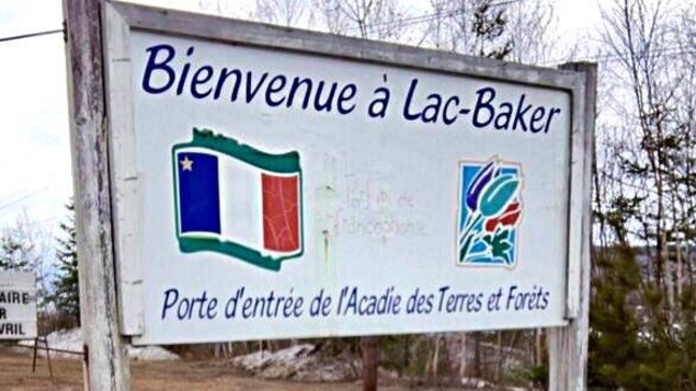 Affiche qui souhaite « Bienvenue à Lac-Baker ».