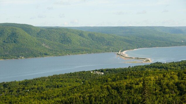 Photo aérienne du lac Bras d'Or en été. Photo aérienne du lac Bras d'Or en été.