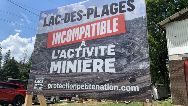 Une affiche sur laquelle est inscrit : « Lac-des-plages incompatible à l'activité minière ».