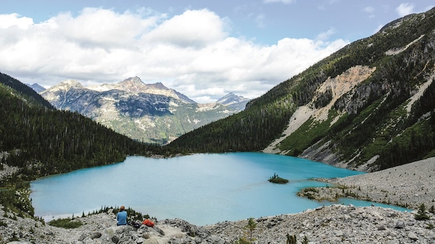 Un lac bleu entre les montagnes.