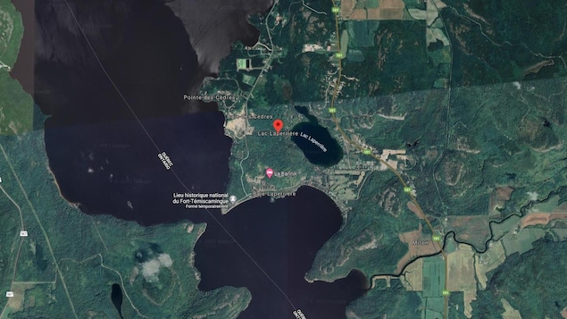 Image satellite vue de haut du lac et des terres qui l'entourent.