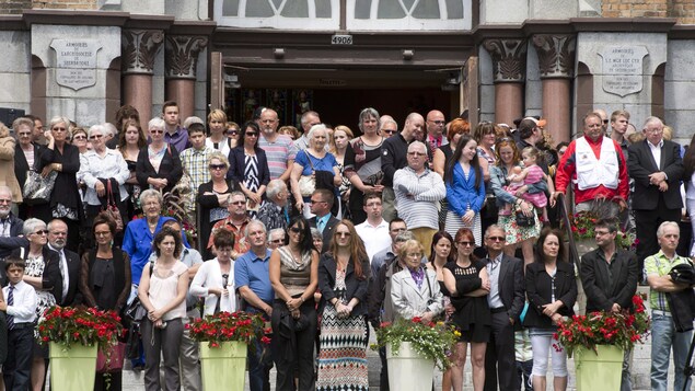 Une foule sur les marches de l’église de Lac-Mégantic après une messe en l’honneur des victimes de la tragédie ferroviaire. Une foule sur les marches de l’église de Lac-Mégantic après une messe en l’honneur des victimes de la tragédie ferroviaire.