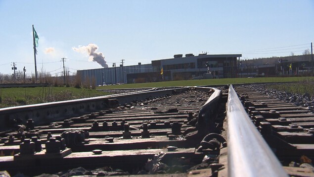 Les rails du chemin de fer qui traverse le centre-ville de Lac-Mégantic.
