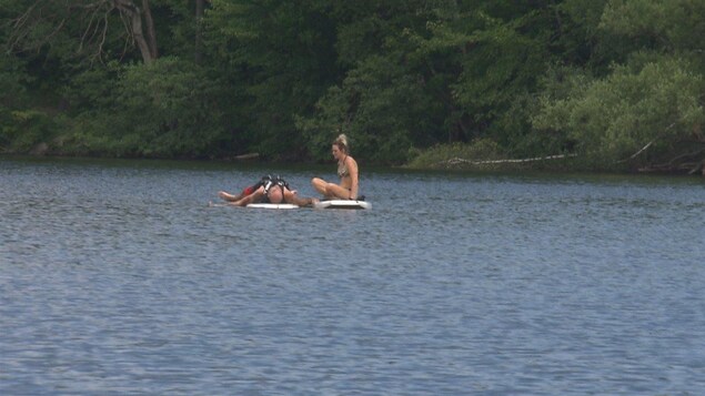 Activité de planche à pagaie sur le lac des Nations Activité de planche à pagaie sur le lac des Nations