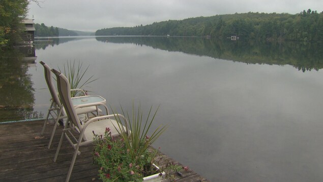 Des chaises sur un quai sur le bord du lac. Des chaises sur un quai sur le bord du lac.