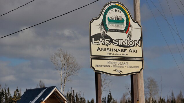 Un panneau indiquant l'entrée de la communauté de Lac Simon.