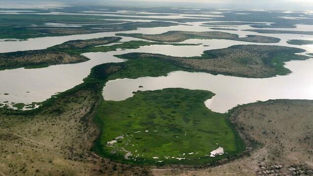 Photo aérienne d'un lac avec de nombreuses îles sinueuses. Photo aérienne d'un lac avec de nombreuses îles sinueuses.