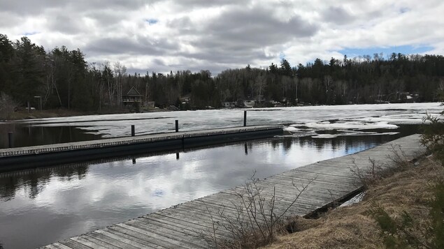 Un lac partiellement glacé au printemps.