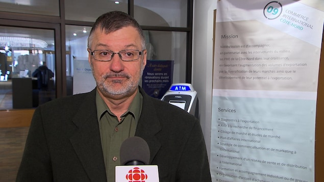 Marc Fillion, coordonnateur pour l'Europe au ministère de l'Économie, de la Science et de l'Innovation accorde une entrevue à Radio-Canada. Marc Fillion, coordonnateur pour l'Europe au ministère de l'Économie, de la Science et de l'Innovation accorde une entrevue à Radio-Canada.