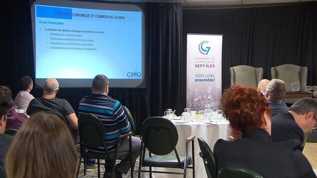 Le directeur général de la Chambre de commerce de Sept-Îles, Paul Lavoie, s'est dit très heureux de la réponse de ses membres à cette invitation. Le directeur général de la Chambre de commerce de Sept-Îles, Paul Lavoie, s'est dit très heureux de la réponse de ses membres à cette invitation.