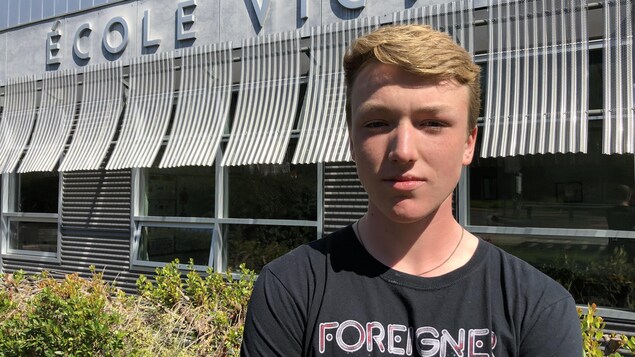 Lachlan Stewart devant l'École Victor-Brodeur de Victoria. Lachlan Stewart devant l'École Victor-Brodeur de Victoria.