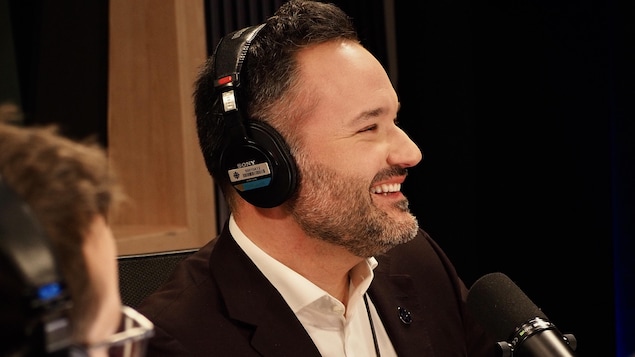 Le ministre de la Culture du Québec, Mathieu Lacombe, participe à une émission de radio.