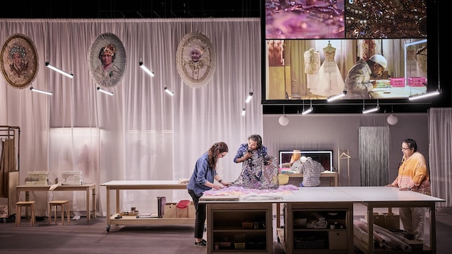 Trois comédiens sont sur scène dans un décor d'atelier de couture.