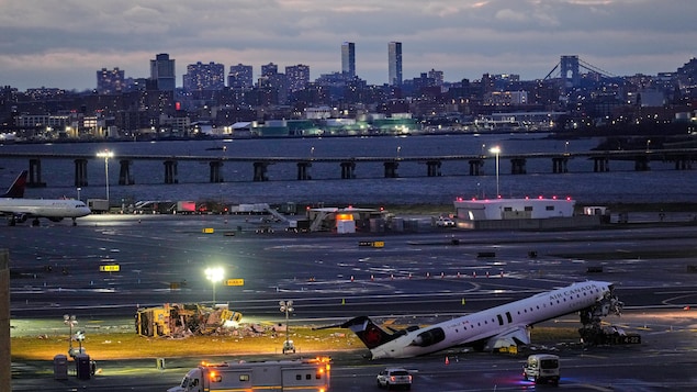 Un avion d'Air Canada et un camion de pompiers de l'Autorité portuaire sont immobilisés sur la piste de l'aéroport LaGuardia, le 23 mars 2026.