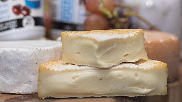 Des produits laitiers de différentes natures étalés sur un présentoir. Des produits laitiers de différentes natures étalés sur un présentoir.