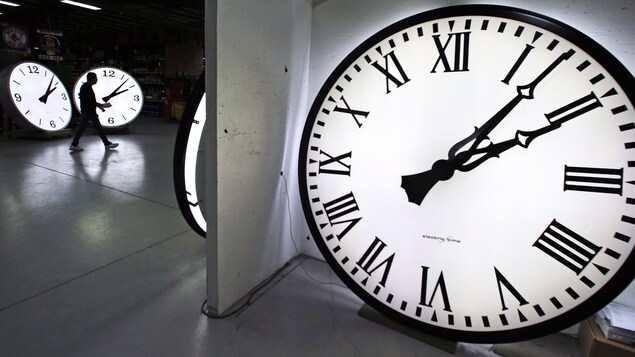 Une très grosse horloge.