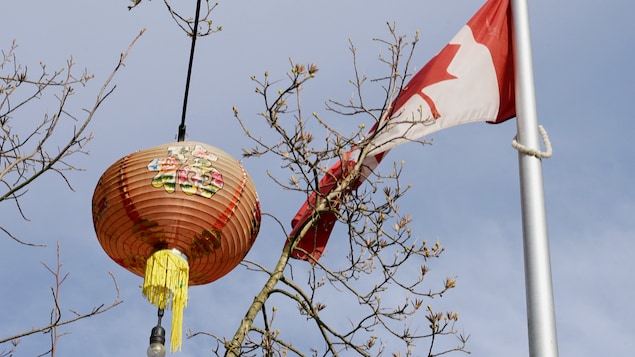 Lanterne chinoise à côté d'un drapeau canadien.
