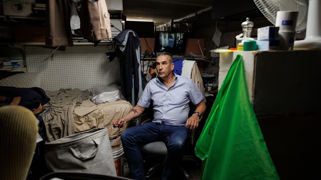 Isang lalaki nakaupo sa basement.