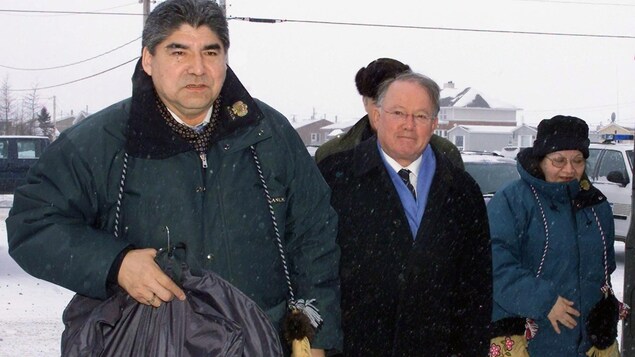 Le premier ministre du Québec, Bernard Landry, et Ted Moses, grand chef du Grand Conseil des Cris, se préparent à signer la paix des braves le 7 février 2002, à Waskaganish, au Québec Le premier ministre du Québec, Bernard Landry, et Ted Moses, grand chef du Grand Conseil des Cris, se préparent à signer la paix des braves le 7 février 2002, à Waskaganish, au Québec