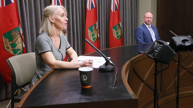 Lanette Siragusa et Brent Roussin sont assis à une table et répondent aux questions des journalistes.