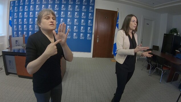 Les interprètes Julie Lanthier et Amélie Gagnon accompagnent les personnes sourdes lors des points de presse quotidiens sur la COVID-19.