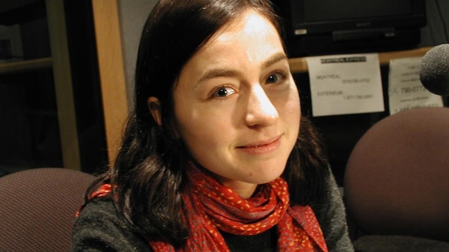Laure Waridel, assise en studio près d'un micro.