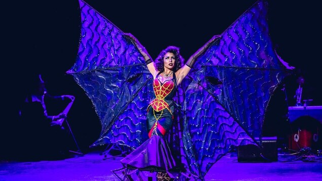 La danseuse Lou Lou la Duchesse de Rière au New Orleans Queen of Burlesque avec son costume-araignée. La danseuse Lou Lou la Duchesse de Rière au New Orleans Queen of Burlesque avec son costume-araignée.