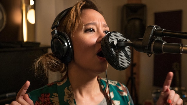 Laurence Giroux-Do enregistre une voix pour Radiant Baby dans un studio d’enregistrement fabriqué de toutes pièces par son conjoint, Steeven Chouinard.