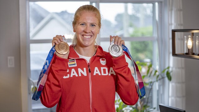 Laurence Vincent Lapointe à la résidence familiale à Trois-Rivières avec ses deux médailles olympiques et vêtue de l'uniforme de l'équipe canadienne, le 11 août 2021.