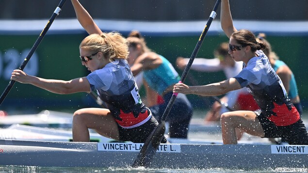 Laurence Vincent Lapointe et Katie Vincent rament dans leur embarcation.
