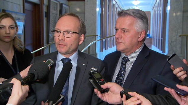 Le ministre de la Sécurité publique, Martin Coiteux, et le ministre des Transports, Laurent Lessard, répondent aux questions des journalistes concernant la gestion des opérations sur l'autoroute 13. Le ministre de la Sécurité publique, Martin Coiteux, et le ministre des Transports, Laurent Lessard, répondent aux questions des journalistes concernant la gestion des opérations sur l'autoroute 13.