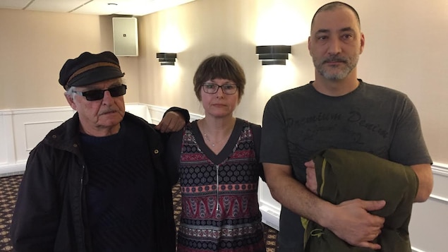 (Gauche à droite) Le père de Billy Taillefer, Laurent, ainsi que sa soeur, Shirley, sont accompagnés d'Hugues Duguay. Ils étaient présents au lancement du livre « Meurtriers sur mesure ». (Gauche à droite) Le père de Billy Taillefer, Laurent, ainsi que sa soeur, Shirley, sont accompagnés d'Hugues Duguay. Ils étaient présents au lancement du livre « Meurtriers sur mesure ».