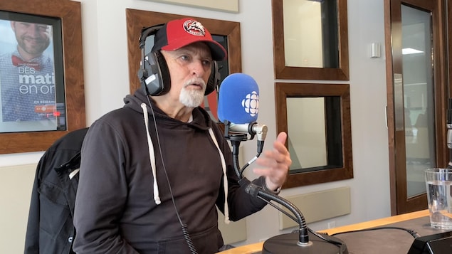 Laurent Sirard en entrevue à Radio-Canada dans le studio de Rouyn-Noranda.