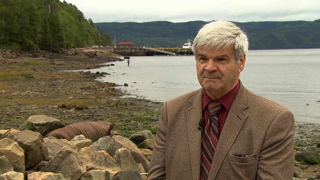 Le maire devant un tuyau d'égoût qui se déverse dans la rivière Saguenay. Le maire devant un tuyau d'égoût qui se déverse dans la rivière Saguenay.