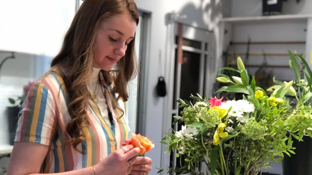 Lauriane St-Jacques en train de monter un bouquet de fleurs.