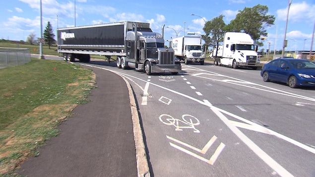La sortie de l’autoroute 440 qui donne sur le boulevard Industriel est devenu un véritable cauchemar pour les automobilistes et les cyclistes. La sortie de l’autoroute 440 qui donne sur le boulevard Industriel est devenu un véritable cauchemar pour les automobilistes et les cyclistes.