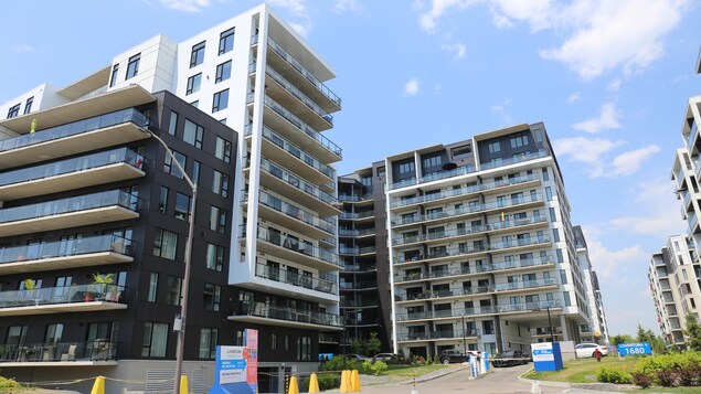 Un immeuble de logements.