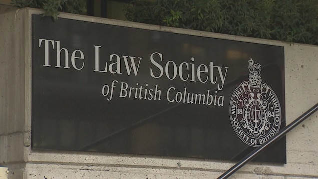 Un panneau avec le nom et le logo de la Law Society of British Columbia.