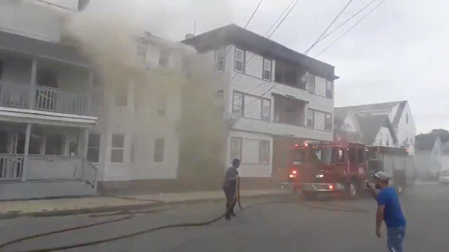 Une maison en feu à Lawrence, Massachusetts Une maison en feu à Lawrence, Massachusetts
