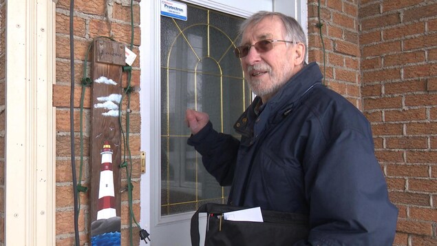 Lazare Fallu fait du porte-à-porte chez ses paroissiens depuis une douzaine d'années pour les convaincre d'adhérer à des paiements automatisés de la dîme Lazare Fallu fait du porte-à-porte chez ses paroissiens depuis une douzaine d'années pour les convaincre d'adhérer à des paiements automatisés de la dîme