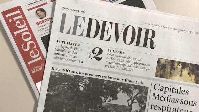 Le journal Le Devoir est déposé sur le journal Le Soleil, dont on ne voit que le logo.