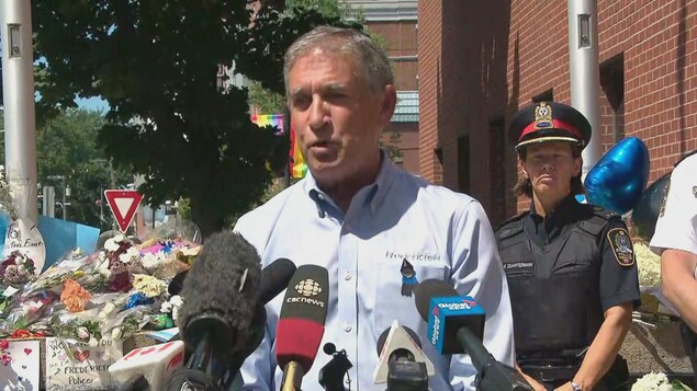 Le maire de Fredericton, Mike O'Brien en conférence de presse. Le maire de Fredericton, Mike O'Brien en conférence de presse.